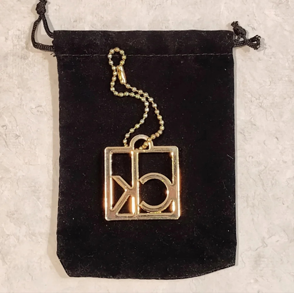CALVIN KLEIN SQUARE CK LOGO GOLD TONE METAL BAG CHARM / KEYCHAIN. - Picture 5 of 6